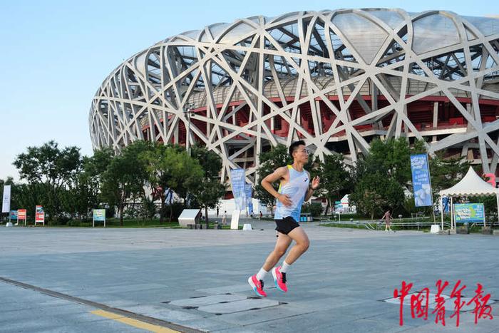 8月1日，北京奥林匹克公园，杨浩冰从奥林匹克森林公园南园出发跑过“鸟巢”后折返。王藜静/摄