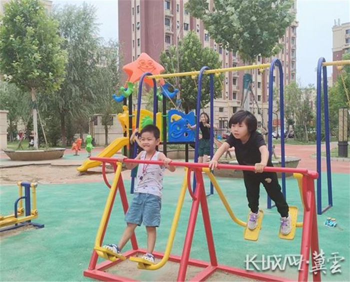 放暑假的孩子们在小区中心公园里开心地玩耍。长城网·冀云客户端记者 祝雪娟 摄