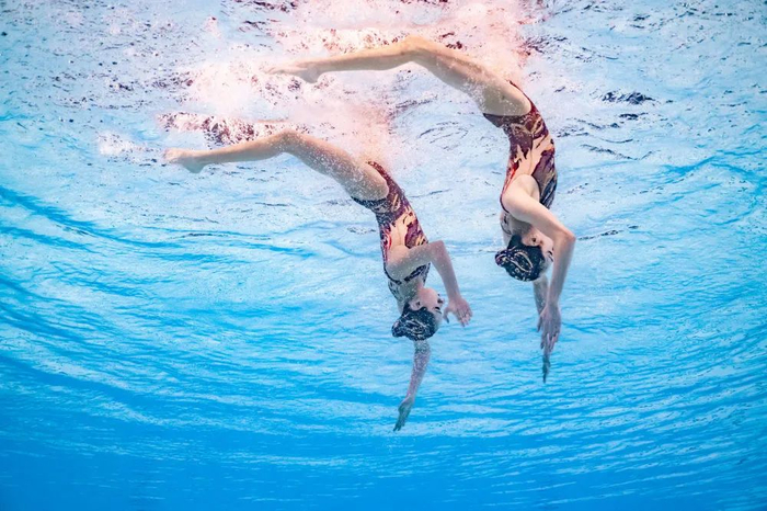 8月10日，中国组合王柳懿/王芊懿在比赛中。新华社记者 夏一方 摄