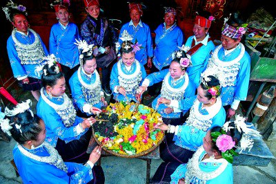     身着节日盛装的苗寨女性一起准备姊妹饭。台江县融媒体中心供图