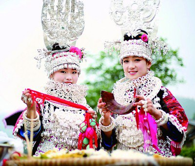     苗族姑娘展示姊妹饭与信物。台江县融媒体中心供图