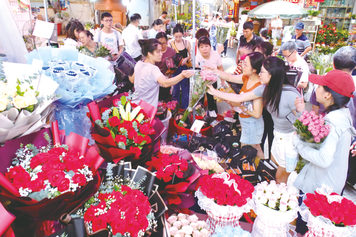     8月10日，不少市民到七星路一巷古祠花街购买鲜花。    本文组图由本报记者宋延康摄