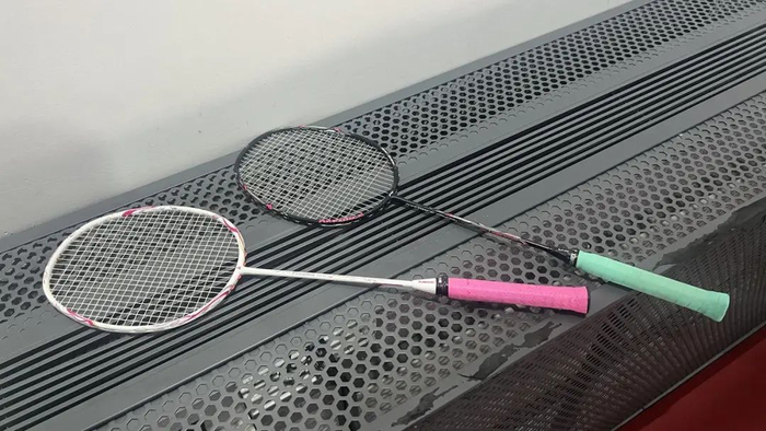 8月10日，杭州市拱墅区一家羽毛球馆内，市民自带的羽毛球拍。潮新闻记者 吴越 摄