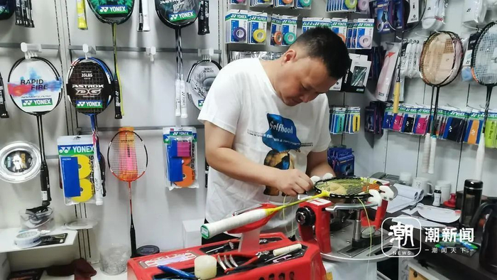 杭州市体育场路一家门店内，羽毛球拍穿线师张少慧在赶工。陶景成 摄