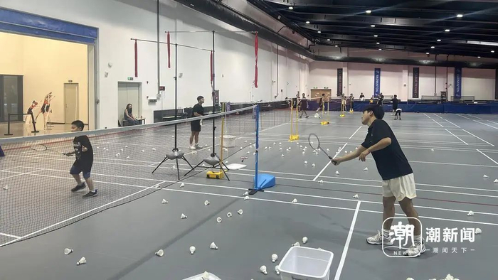 8月10日上午，杭州拱墅区一家羽毛球场馆内，市民们正在打羽毛球。潮新闻记者 吴越 摄