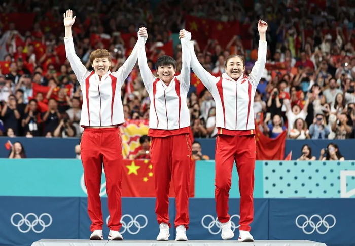 8月10日，冠军中国队选手王曼昱、孙颖莎、陈梦（从左至右 ）在颁奖仪式上。新华社记者 王东震 摄