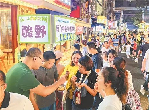 8月7日，在南宁市建政路夜市，游客在品尝特色酸嘢。记者 徐天保 摄