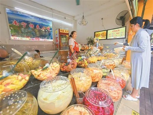 8月7日，在南宁市新民路一家酸嘢连锁店，市民在选购各种酸嘢。记者 徐天保 摄