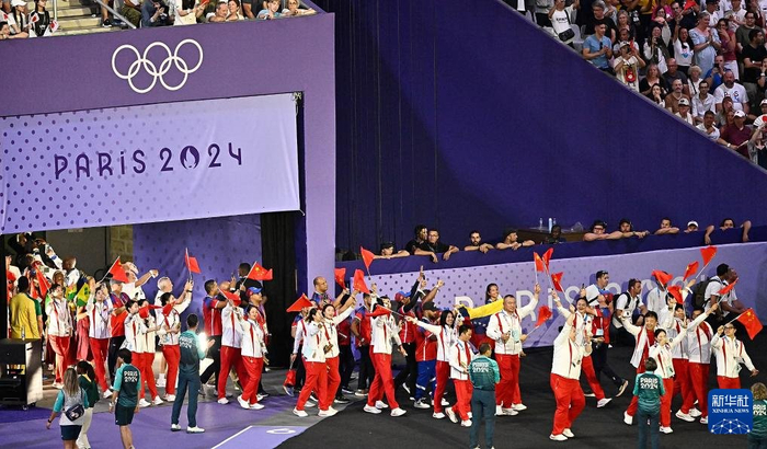 8月11日，中国体育代表团在巴黎奥运会闭幕式上入场。图源：新华社
