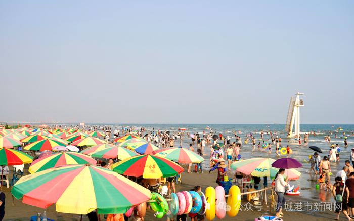 白浪滩景区热闹非凡。防城港日报全媒体记者 李雪妮 黄艳芳 摄