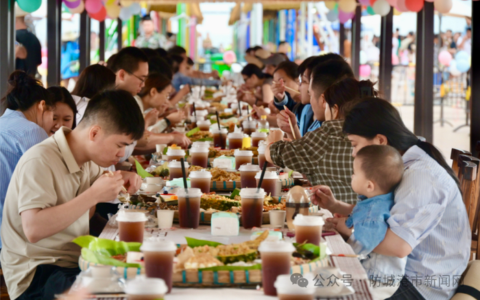 游客在白浪滩景区享受百人长桌海鲜宴。（资料图）
