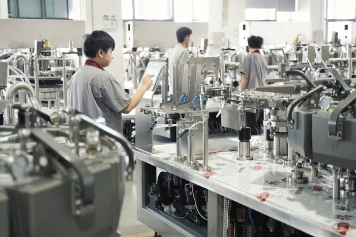 浙江名瑞智能装备科技股份有限公司智能调试车间内，工作人员正在调试生产线。曹隆华 摄