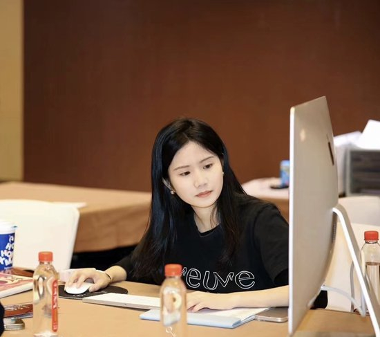     史冰在工作中。受访者供图