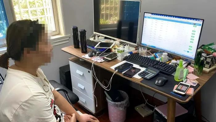 ▲警方在作案现场抓获嫌疑人