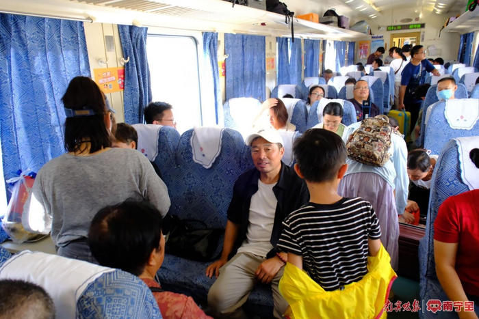 乘坐这趟绿皮火车的旅客真不少。