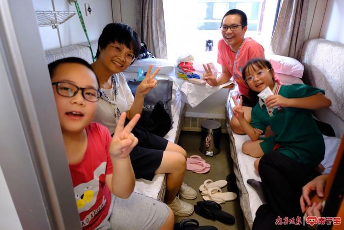 林先生一家购买了同一个包间的软卧票，开启快乐旅行。