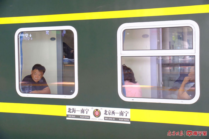 绿皮火车自在一景。