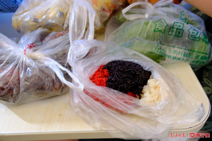 李先生一家带上广西好物回家。