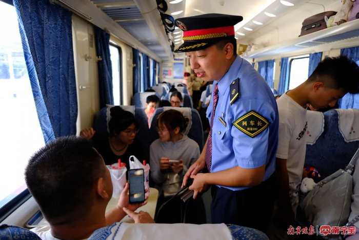 这趟绿皮火车基本满员。