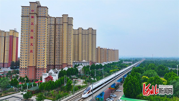 7月10日，一列高铁驶过石家庄市正定县塔元庄村。 河北日报记者 史晟全摄