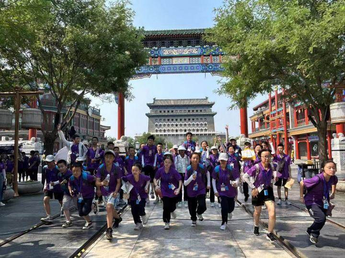 学生在前门大街参加城市探索。高雪娜 摄