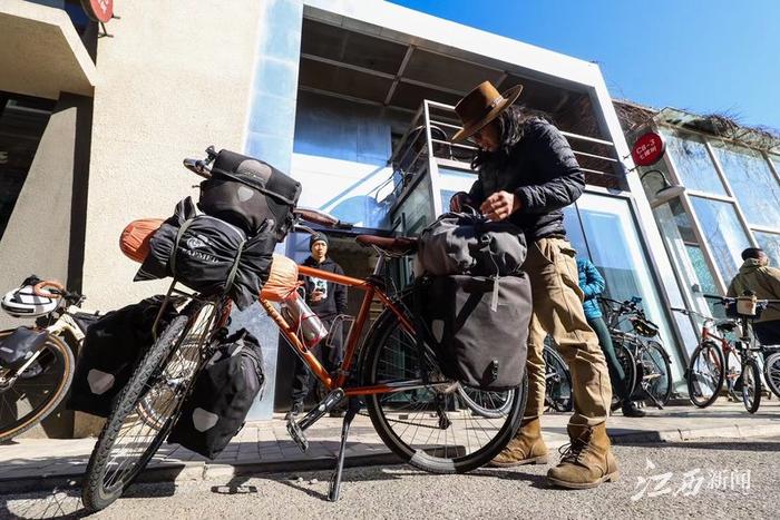 ▲一人一车 One man and one bike. 