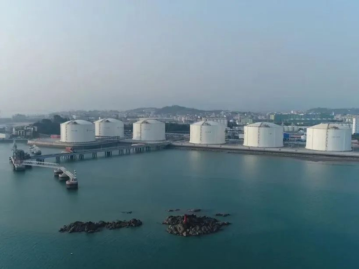 资料图：中国香港籍“闽鹭”轮，在莆田边检站监护下，顺利驶进福建省莆田市秀屿港区LNG泊位。