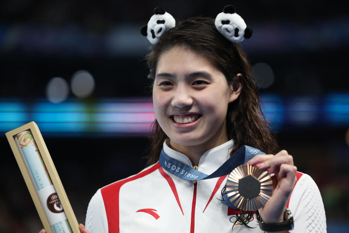 图为中国选手张雨霏头戴熊猫发饰领奖。（图片由CNSPHOTO提供）