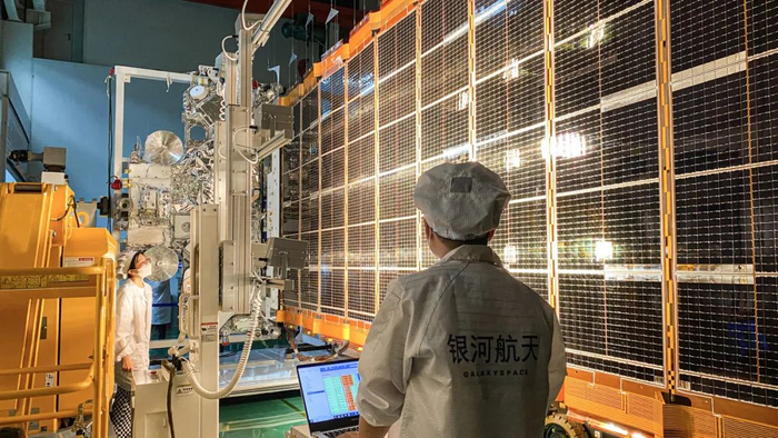 银河航天研发的卫星太阳翼展开状态。李春潮 摄