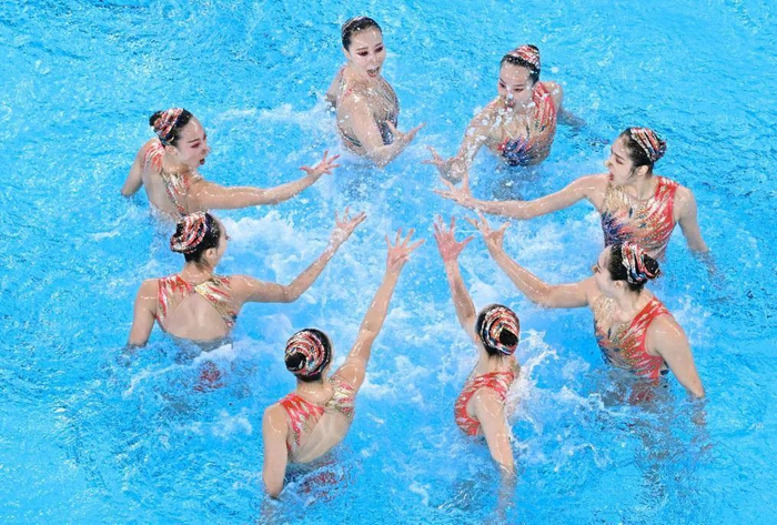 8月7日，中国花样游泳队在比赛中。图源：新华社