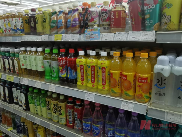 超市货架上的统一饮品 图片来源：每经记者 温梦华 摄
