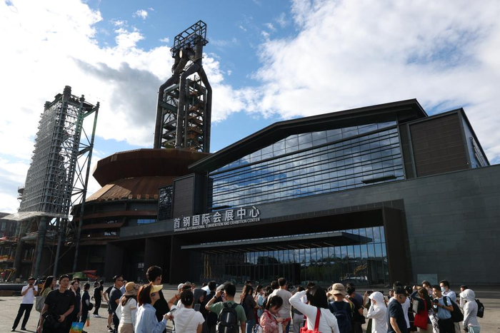 这是8月12日拍摄的首钢国际会展中心。新华社记者 张晨霖 摄
