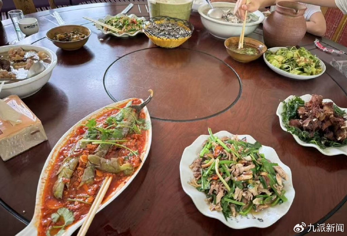 午餐和其他队伍拼桌。图/受访者提供