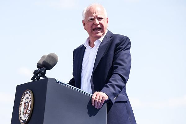 哈里斯的竞选搭档蒂姆·沃尔兹，来源纽约时报中文网