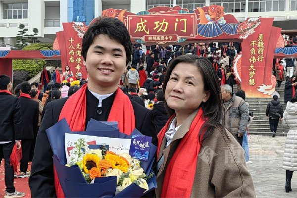 在学校成人礼上,杨骐嘉和妈妈合影。受访者供图