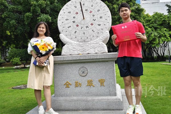 杨骐嘉和妈妈到学校领取大学录取通知书。受访者供图