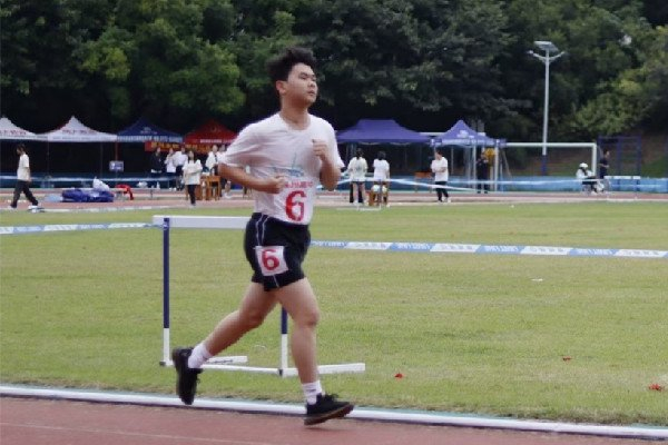 杨骐嘉在校运会上参加长跑比赛。受访者供图
