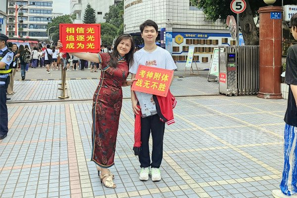 今年高考,杨骐嘉和给自己送考的妈妈合影。受访者供图