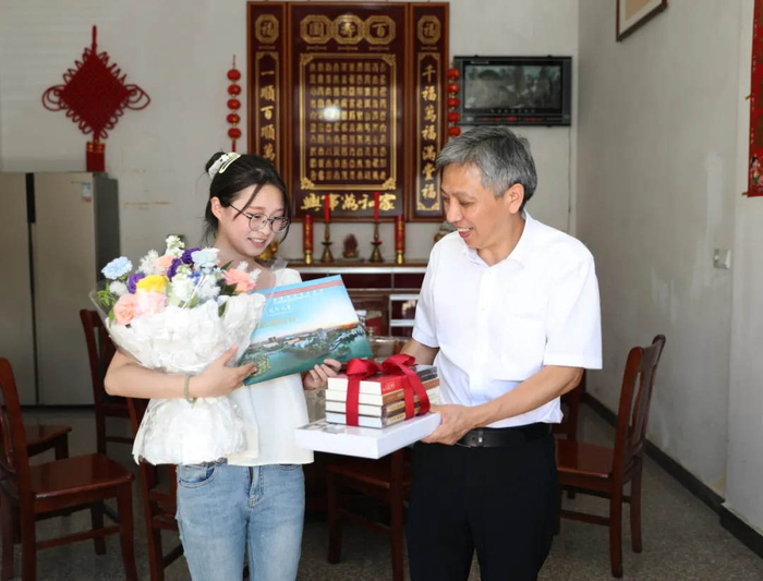 金华职业技术大学第一封录取通知书送达  学校供图