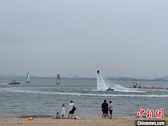 8月12日，厦门环东滨海旅游浪漫线上，游人前来体验水上运动项目。　中新社记者 商永 摄