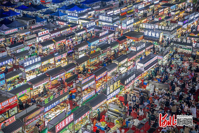近日，石家庄正定小商品夜市，来自全国各地的游客在这里打卡游玩，品尝美食，感受浓浓的烟火气。 河北日报记者 赵威摄