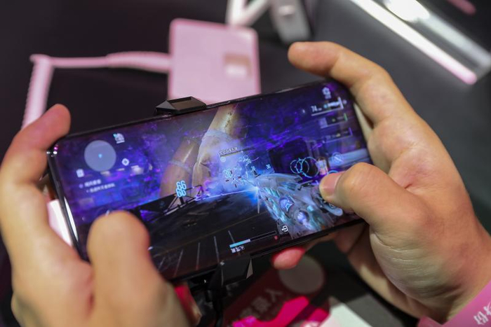 ▲人们在体验网络游戏、手游。图/IC photo