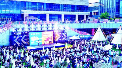 7月12日，吉林长春，长新创谷天幕悦动广场“北湖有好市”活动吸引众多青年参加。资料图片