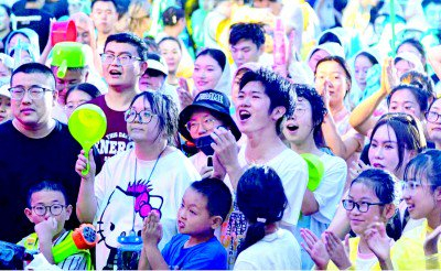 长春首届泼水节嘉年华活动现场，青年在南溪里文旅小镇享受夏日清凉。共青团长春市委供图