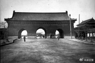 改造前的长安左门卡墙犹在，人们只能从三个门洞通行。图源：北京日报