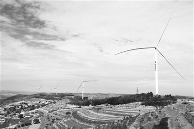 矗立在甘肃省定西市安定区的风机。 新华社发（王克贤摄）