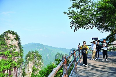 韩国游客在湖南张家界国家森林公园黄石寨景区游览。新华社记者 陈振海摄