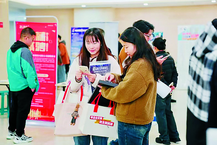 江苏省无锡市滨湖区胡埭镇公共就业创业服务中心工作人员走进南京工业大学，开展2024年度无锡滨湖春季校园招聘。 无锡轩 摄