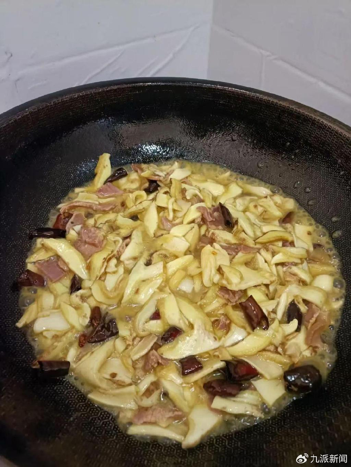 野生菌被做成菜。图/受访者提供