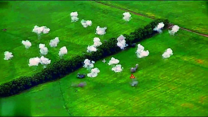 8月7日，俄罗斯库尔斯克州，俄军对乌克兰坦克和装甲车进行导弹袭击。